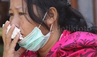 Masker terpasang di wajah mereka. Sisa air mata masih terlihat.