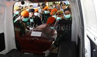 Sejumlah personil TNI memasukan peti jenazah korban jatuhnya hercules kedalam ambulans di RSUP Adam Malik.