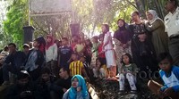 Setelah pemakaman, keluarga dan kerabat menaburkan bunga di pusara, disusul warga secara bergelombang. Warga menyemut. Sebagian di antaranya menangis.