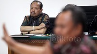Sutan mendengarkan kesaksian Jhonny Allen.