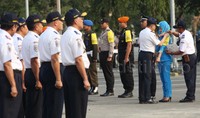     Menhub Jonan memasang tanda satgas operasi tamtib di lengan peserta apel.