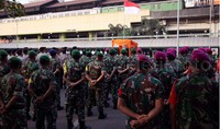 Prajurit TNI juga mengikuti Apel Persiapan Kereta Api untuk Lebaran 2015.