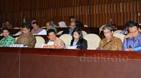 Ketua KPU Husni Kamil Manik didampingi fungsioner KPU melakukan rapat kerja dengan Komisi II DPR. Lamhot Aritonang/detikFoto.