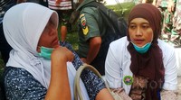 Keluarga korban coba ditenangkan oleh tim dokter rumah sakit.