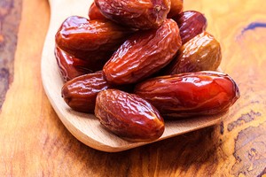 Kurma untuk Kue, Apakah Perlu Direndam Air Dulu?