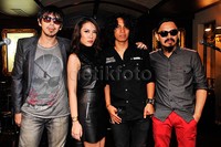 Zian kini tak lagi menjadi vokalis band Zigaz. Saat menggelar acara buka puasa bersama, band pelantun 'Sahabat Jadi Cinta' itu memperkenalkan vokalis barunya. Pool/Noel/detikFoto.