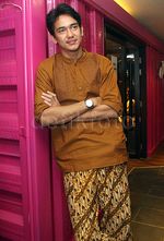 Gaya Adipati Dolken Berbaju Koko