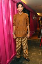 Gaya Adipati Dolken Berbaju Koko