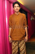 Gaya Adipati Dolken Berbaju Koko