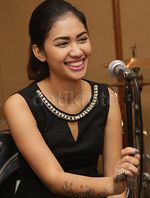 Della Wulan, Hot Mom yang Jadi Anak Band