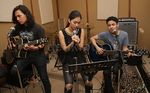 Della Wulan, Hot Mom yang Jadi Anak Band