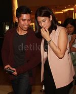 Potret Kemesraan Dian Sastro dan Suami