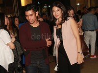Dian tampak mengenakan busana hitam yang dipadu outerwear kuning dan Indra tampil santai dengan kaus coklat, cardigan merah marun serta jeans. Pool/Gus Mun/detikFoto.