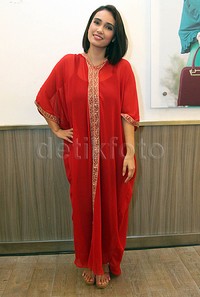Feby yang mengenakan kaftan berwarna merah tampak happy punya pacar baru. Pool/Akew/detikFoto.