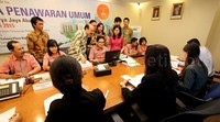 Direktur Utama PT Binakarya Jaya Abadi Budianto Halim didampingi sejumlah direksi menyaksikan calon investor yang melakukan transaksi pembelian saham saat penawaran perdana saham/Initial Public Offering (IPO) di Jakarta, Kamis (2/7/2015).