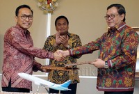 Sekretaris Jenderal Kemendag Gunaryo dan Direktur Utama Garuda Indonesia M. Arif Wibowo melakukan penandatanganan nota kesepahaman kerja sama di kantor pusat Kementerian Perdagangan, Jakarta yang disaksikan oleh Menteri Perdagangan RI, Rachmat Gobel, Kamis (2/7).