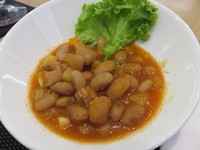 Kacang barletta berkuah puree tomat ini disebut dengan Barbunya Pilaki. Disajikan dengan tambahan olive oil dan potongan kentang serta wortel yang nikmat.