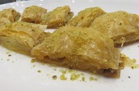 Lapisan pastry dengan isian kacang pistachio dan tambahan madu rasanya renyah dan lezat.