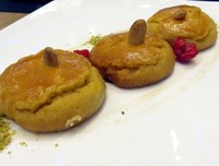 Ekerpare, soft pastry panggang yang diberi sirup gula yang manis bertekstur lembut.
