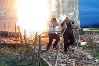 Indro diceritakan tengah berada di tempat antah berantah. Ia dan Ence Bagus kemudian meledakkan sebuah mercusuar demi suatu misi.