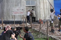 Ini adegan sebelum bom diledakkan. Tim kamera dan kru mengambil jarak yang cukup agar tidak terkena hawa panas.