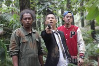 Arie Keriting, Ernest dan Kemal Pahlevi berada di sebuah hutan pinus saat dikejar kelompok The Hunters.