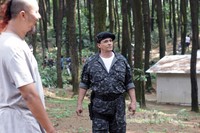 Barry Prima yang menjadi salah satu anggota The Hunters nampak berpakaian militer.