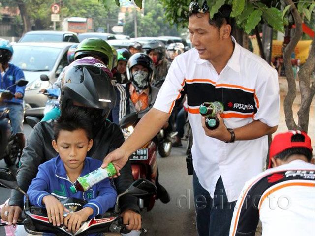 Komunitas Ertiga Bagi-bagi Takjil