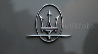 Logo Maserati yang merupakan simbol Pizza del Nettuno, kebanggaan kota Bologna.