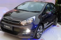 Sementara Kia New Rio Platinum dibanderol Rp 242 juta on the road Jakarta. Ciri khas ‘tiger nose’ grille kembali mendapat penyegaran dengan pola grille baru yang geometirs. Sementara bumper dirancang lebih rendah, intake udara yang lebih luas dan fog lamp yang terintegrasi dengan chrome trim highlights.
