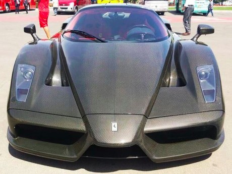 Ferrari Enzo Super Seksi dengan Bodi Full Carbon