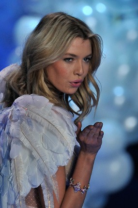 Kenalan dengan Stella Maxwell, Model Victorias Secret Pacar Miley Cyrus