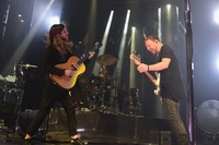Wayne Sermon dan Ben McKee adu skill bermain gitar. Theo Wargo/Getty Images/detikFoto.