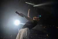 Tak menunggu lama, Dan Reynolds langsung mengajak penonton bernyanyi bersama lewat lagu 'Radioactive'. Theo Wargo/Getty Images/detikFoto.