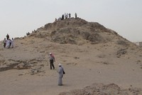 Jamaah haji dan umrah sering berwisata religi ke Jabal Uhud. Di sini ada makam para syuhada di zaman Nabi Muhammad SAW (Nurvita/detikTravel)