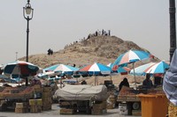 Di area Jabal Uhud, saat ini banyak para pedagang suvenir dan makanan khas Arab (Nurvita/detikTravel)