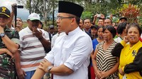 Bupati Anas juga mendengarkan keluhan-keluhan warga. Pool/Putri Akmal/detikFoto.