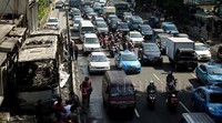 Api yang membakar bus TransJakarta di halte busway Salemba UI sudah bisa dipadamkan. Namun bus gandeng ini belum diderek sehingga membuat lalu lintas Kramat-Matraman macet.