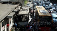 Bus TransJ jalur ini terpaksa melintasi jalur reguler untuk menghindari bus yang gosong ini.
