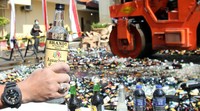 Ada 7.002 botol miras berbagai merek yang dimusnahkan.