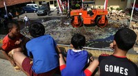 Anak-anak melihat proses pemusnahan miras.