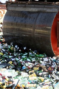 Alat melindas botol miras, pecah dan membanjiri halaman Polsek.