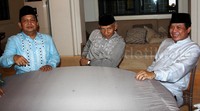 (Kiri ke kanan) Ketua MPP PAN Sutrisno Bachir, Ketua Dewan Kehormatan PAN Amien Rais, dan Wakil Ketua Umum PAN Taufik Kurniawan duduk dalam satu meja. Pool/Lamhot Aritonang/detikFoto.