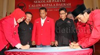 Semua calon kepala daerah dan wakil kepala daerah dari PDI Perjuangan menandatangani sumpah janji agar setia Panca Prasetya. Lamhot Aritonang/detikFoto.