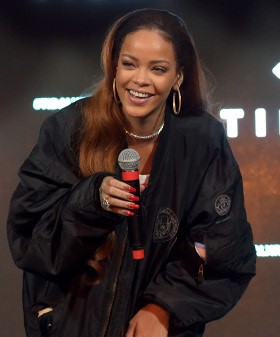 Isap Bong Hingga Wanita Bugil di Video Klip Baru Rihanna