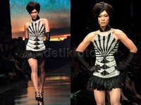 Ia kembali tampil menjadi perempuan mengenakan dress mini hitam-putih dan heels di ajang Jakarta Fashion Week 2011. Prih Prawesti Febriani/detikHOT.