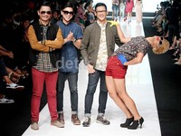 Ikut memperagakan busana milik Afgan dengan tema 'The Kids Inside Us' di Jakarta Fashion Week 2014, Aming tampil dengan hot pants merah dan angkle boots. Pool/Gus Mun/detikHOT.