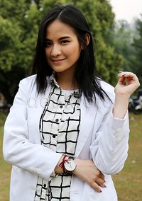     Jennifer kini tengah naik daun setelah sukses membintangi sinetron 'Tarzan dan Zenab'.