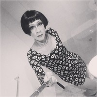 Aming yang mengenakan dress mini bergambar bibir-bibir dan rambut bob palsu selfie di kamar mandi. (Instagram/psychodiva2015)
