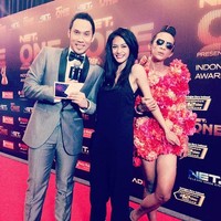Bintang film 'Selamat Pagi, Malam' itu nyentrik dengan kostum benuansa merah-pink. (Instagram/psychodiva2015)